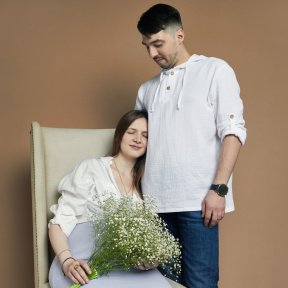 Студийная фотосессия для беременной и ее партнера