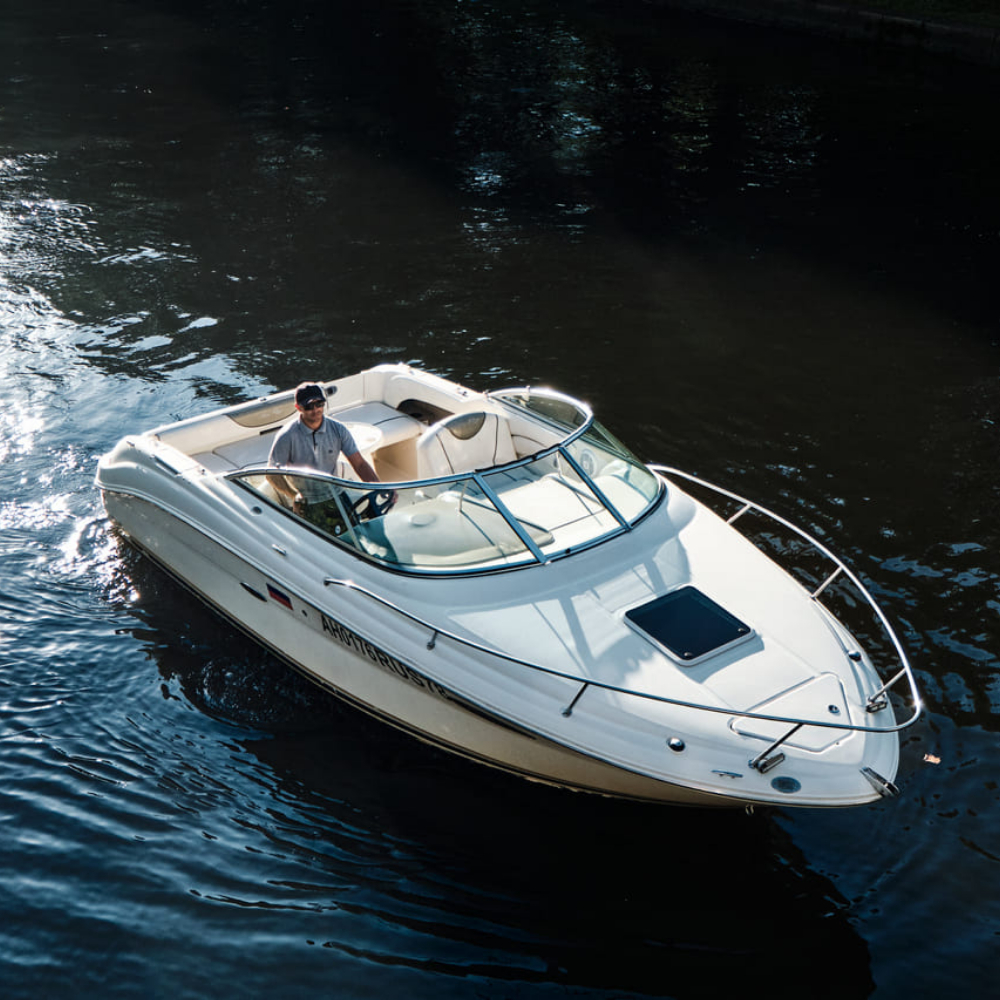 Прокат катера Sea Ray 225 с капитаном (30 минут)