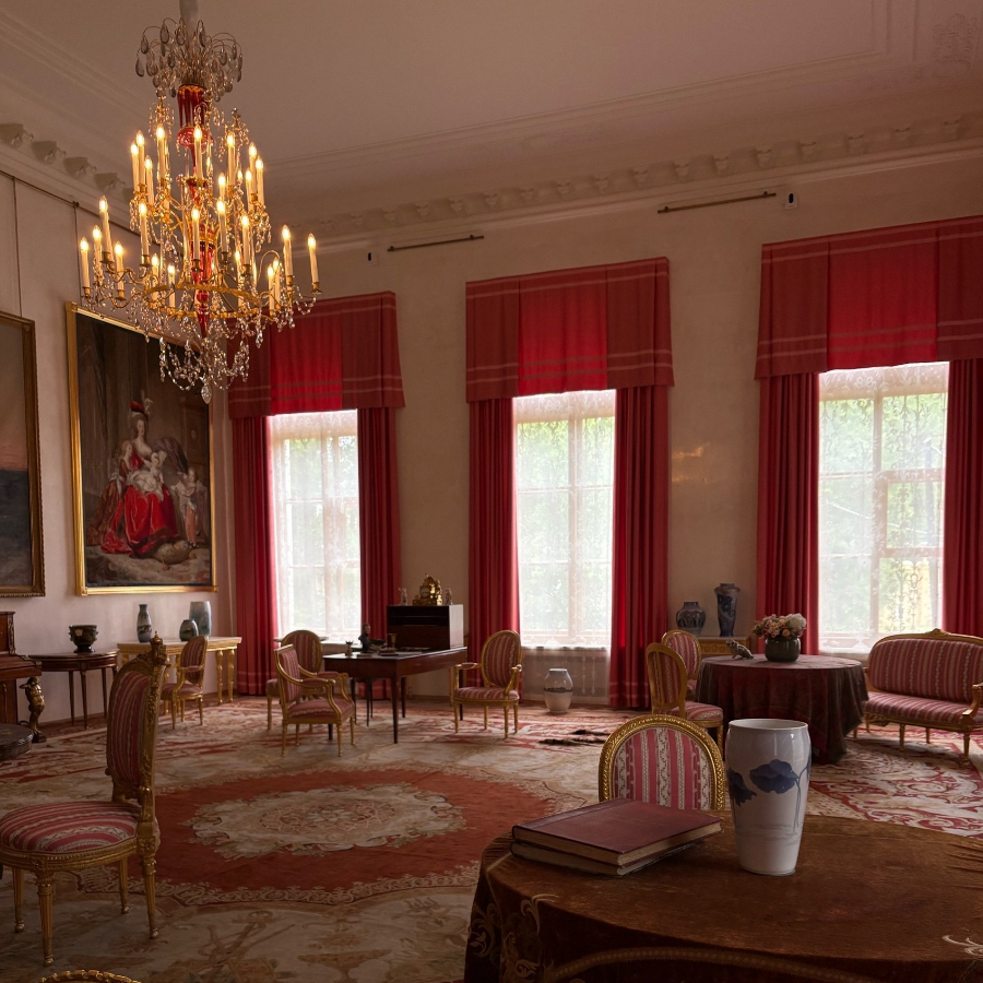 Экскурсия "Летние прогулки по Александровскому парку с посещением Александровского дворца"