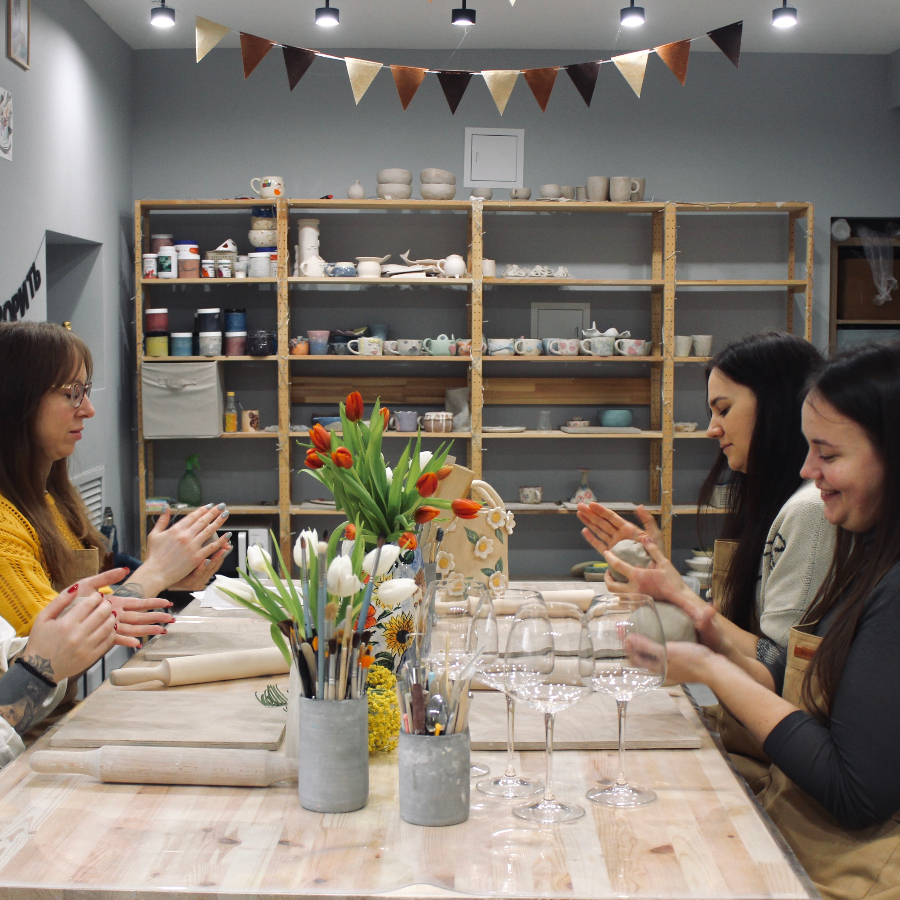 Индивидуальный мастер-класс для компании в гончарной мастерской
