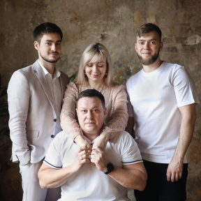 Студийная фотосессия для всей семьи