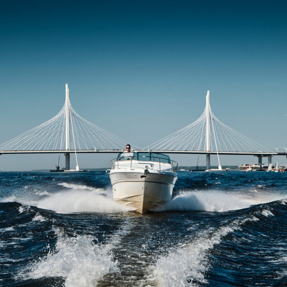 Прокат катера Sea Ray 270 с капитаном (1 час)