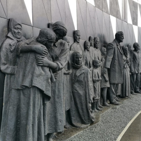 Экскурсия в Гатчину с посещением Мемориала в Зайцево