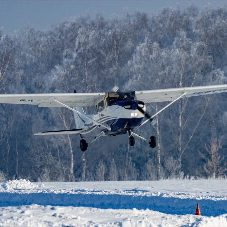Учебный полет на самолете Aquila A210