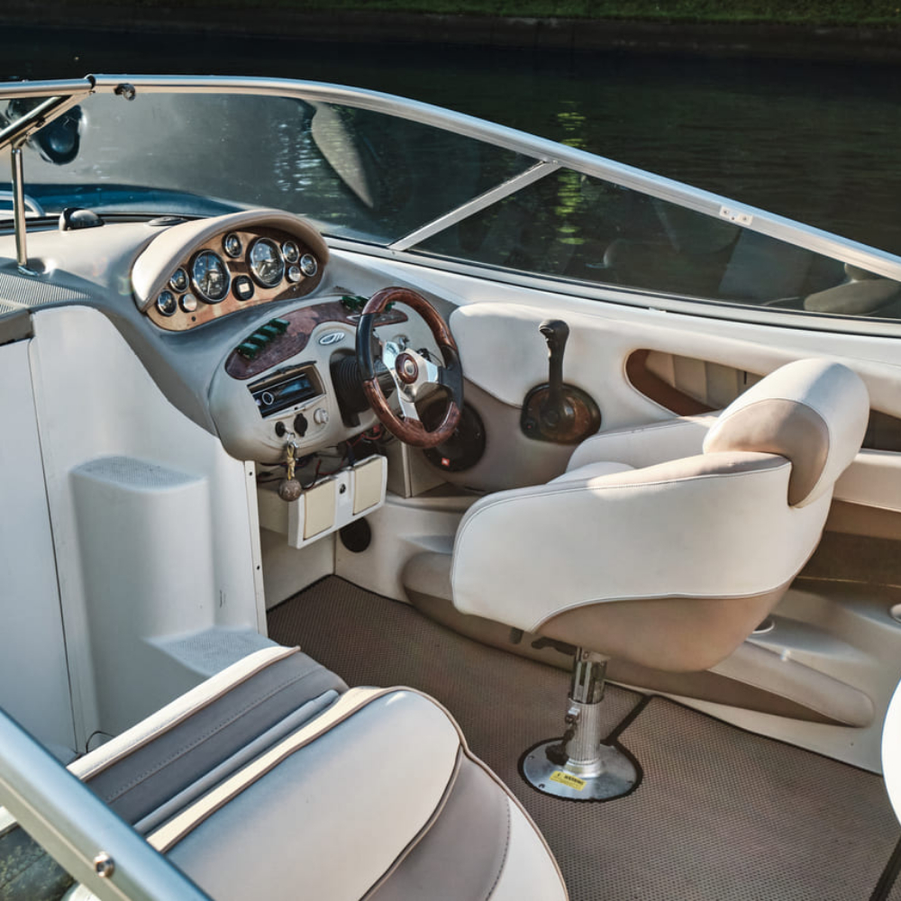 Прокат катера Chaparral 215 ssi с капитаном (1 час)