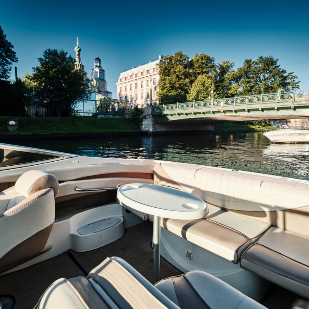 Прокат катера Chaparral 215 ssi с капитаном (1 час)