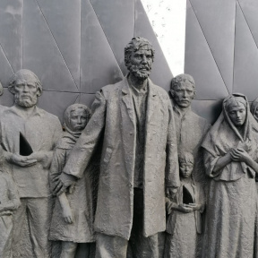 Экскурсия в Гатчину с посещением Мемориала в Зайцево для двоих