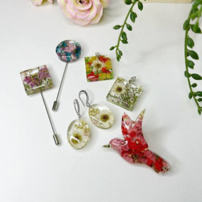 Мастер-класс по созданию украшений из эпоксидной смолы с сухоцветами (3 персоны)