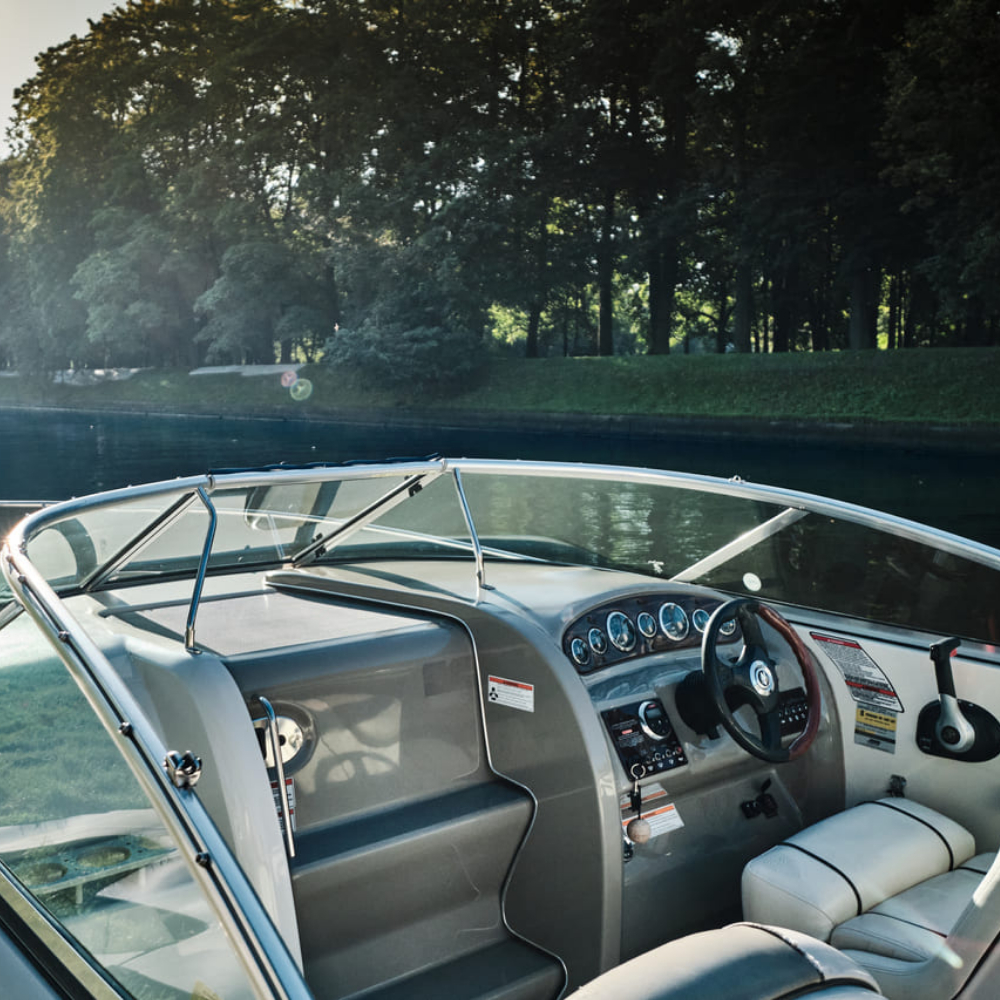 Прокат катера Sea Ray 225 с капитаном (30 минут)