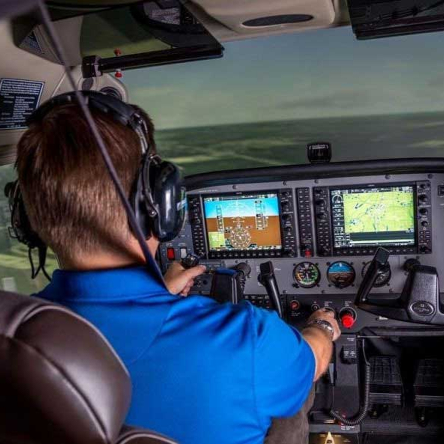 Урок пилотирования легкомоторного самолёта на авиатренажёре Cessna-172 (1 час)