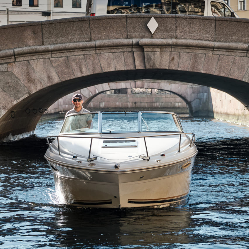 Прокат катера Sea Ray 225 с капитаном (30 минут)