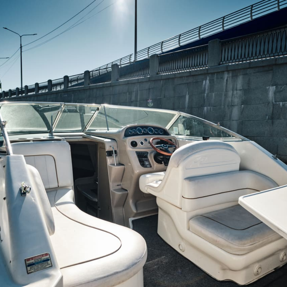 Прокат катера Sea Ray 270 с капитаном (1 час)