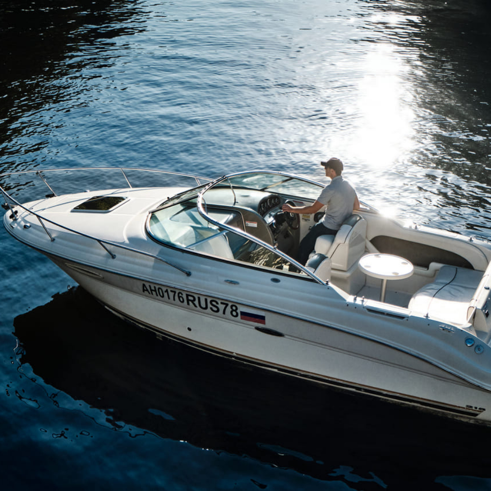 Прокат катера Sea Ray 225 с капитаном (30 минут)