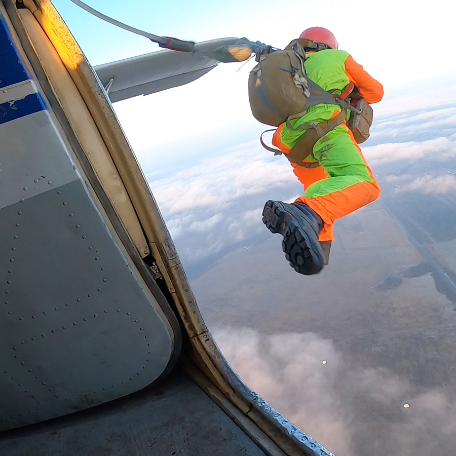 Самостоятельный прыжок с парашютом