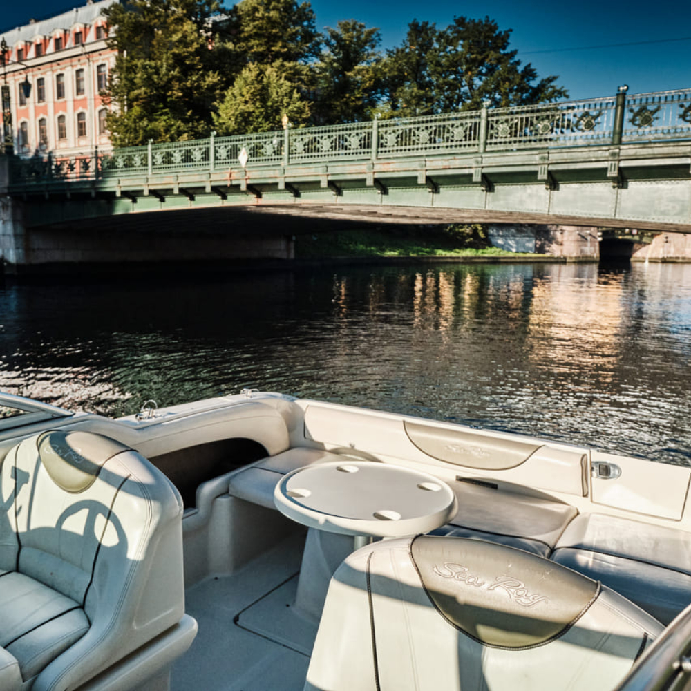 Прокат катера Sea Ray 225 с капитаном (30 минут)