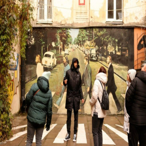 От андеграунда до небесной перспективы: прогулка по городу + безопасная крыша для двоих