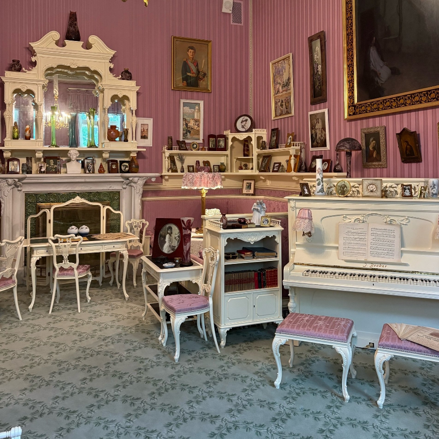 Экскурсия "Летние прогулки по Александровскому парку с посещением Александровского дворца"